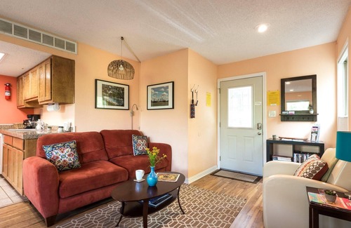 Barton Hills Condo | ATX House: King bed, Deck; .33 mi to Zilker Park & Barton Springs; @2 mi to DT!