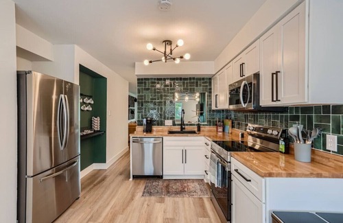 Sweetbriar Apartment | ATX Jukebox | Jacuzzi | Shuffleboard | Fire Pit
