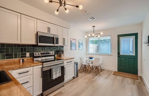 Sweetbriar Apartment | ATX Jukebox | Jacuzzi | Shuffleboard | Fire Pit