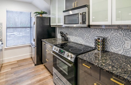 Austin House | ATX Paradise l Heated Private Pool & Spa