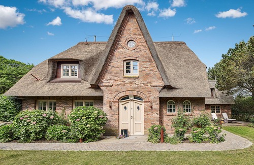 Wenningstedt-Braderup House | Außergewöhnliche Reetdachvilla am Ortsrand von Braderup