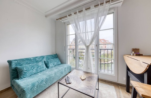 Cergy Apartment | 🌟AU BORD DU PORT🌟, relaxing studio with water view