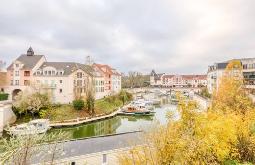 Cergy Apartment | 🌟AU BORD DU PORT🌟, relaxing studio with water view