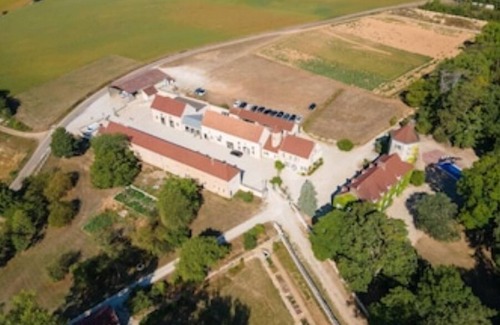 Merry-sur-Yonne House | Au Cœur dun Domaine, Ancienne Ferme Rénovée Avec Goût au Bord de Lyonne