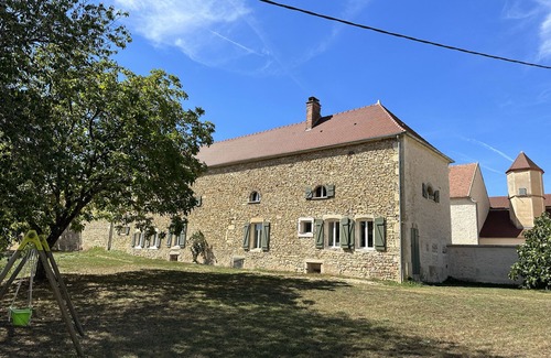 Merry-sur-Yonne House | Au Cœur dun Domaine, Ancienne Ferme Rénovée Avec Goût au Bord de Lyonne