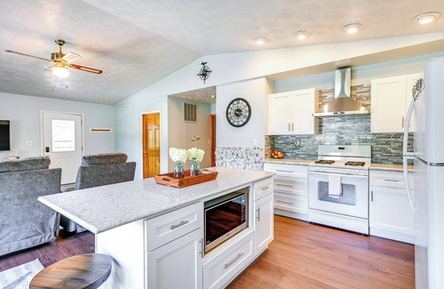 Au Gres Cabin | Au Gres Vacation Rental Cabin < 1 Mi to Lake Huron