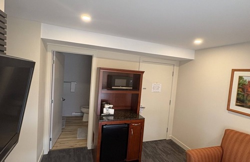 Alfred Hotel | Auberge Le Chardo Inn