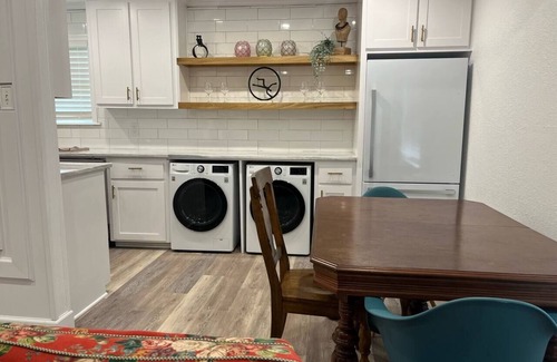 College Station Apartment | Audrey: Walk to A&M/King Beds