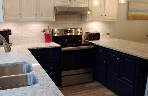 Newport East House | Aug 24-29 open-ask for discount. Walk 2 beach.Huge deck, roof-deck, new kitchen,