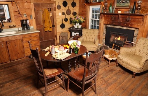 Otto Cabin | Aunt Aries Historical cabin- retreat to the wilderness