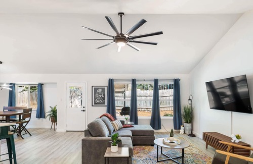 McKinney House | Austin Getaway-Perfect for Groups of 8 and Pets!
