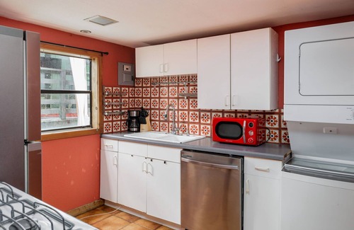 Austin House | Austin Oasis - Hot Tub, Guest House & Walk to Bars