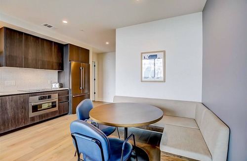Rainey Street Historic District Condo | Austin Rainey St. corner condo - lake views, private balcony, pool & gym