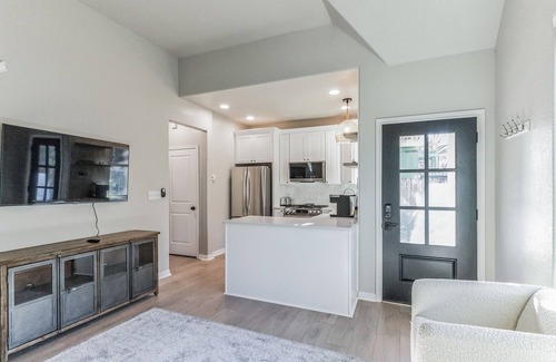 Bouldin House | Austin’s Cozy Corner – A Quiet 2 BDR Retreat Perfect for Families!