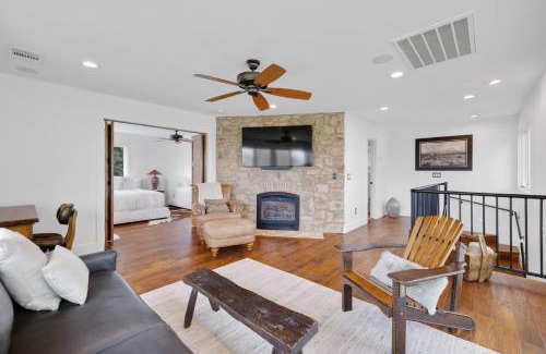 Eck Lane on the Lake Villa | AustinTeton's Sunset Cliff Resort on Lake Travis - PRIVATE WEDDING, EVENT, HEATED POOL, BOAT DOCK