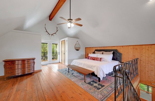 Georgetown House | Authentic Log Cabin Experience