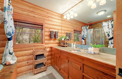 Georgetown House | Authentic Log Cabin Experience
