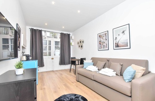 Quartier de la Porte-Saint-Denis Apartment | Authentic studio - 2P - Porte Saint-Denis