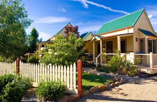 Bright Cottage | AUTUMN ABODE COTTAGES - TWO: Bright