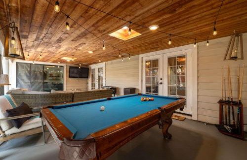 San Carlos House | Autumn Adventure - Sleeps 10 - Hot Tub - Billiards