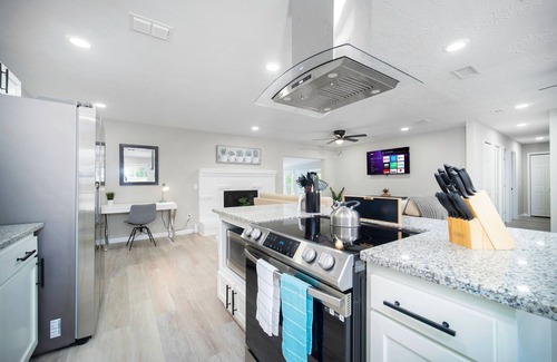 Del Rio House | Autumn Deal! Luxe Poolside Escape~Julington Creek~Grill~Sleeps 10