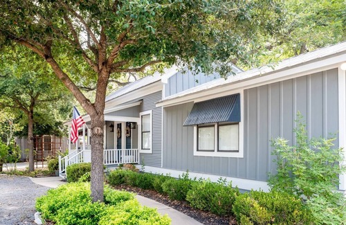 Fayetteville House | Autumn Retreat Steps to Town | Fire Pit + Suite