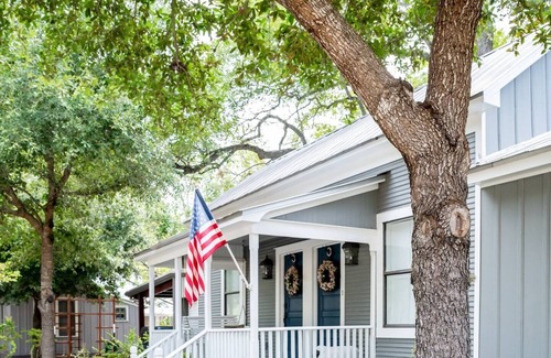 Fayetteville House | Autumn Retreat Steps to Town | Fire Pit + Suite