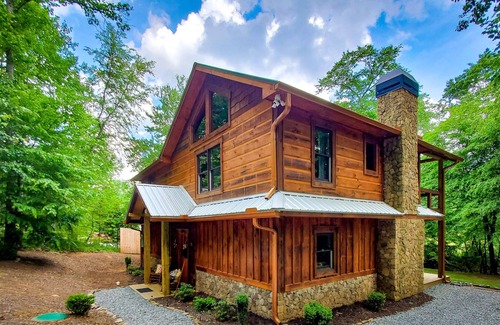 Mineral Bluff Cabin | Autumn's Bend! Creekside Peaceful Cabin Getaway! Games -Firepit -BBQ -Foosball