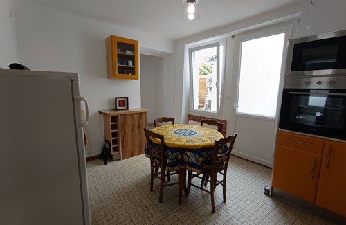 Champtoceaux House | AUX LITS DE LA LOIRE, town house in the center of Champtoceaux.