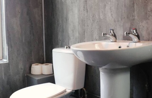 Kirkdale Apartment | AV Space 3: Quiet Stay for Two Near Anfield Stadium