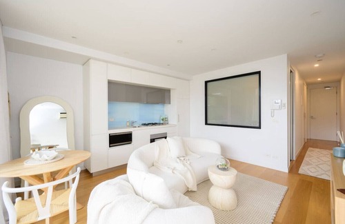 Port Melbourne Apartment | Ava | 100m to Beach & Bay St