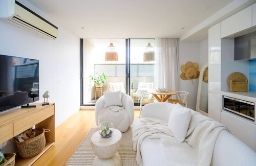 Port Melbourne Apartment | Ava | 100m to Beach & Bay St