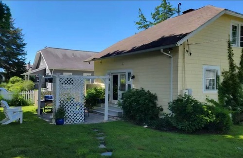Madison House | AVAILABLE JULY 2025nCharming 2 bedroom bungalow 1 block to the beach Madison CT