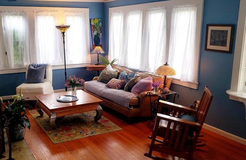 Madison House | AVAILABLE JULY 2025nCharming 2 bedroom bungalow 1 block to the beach Madison CT