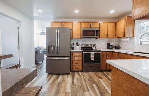Pinetop-Lakeside House | Available PIONEER DAYS - Open July 20-24th! Cabin with Hot Tub and Private Pond