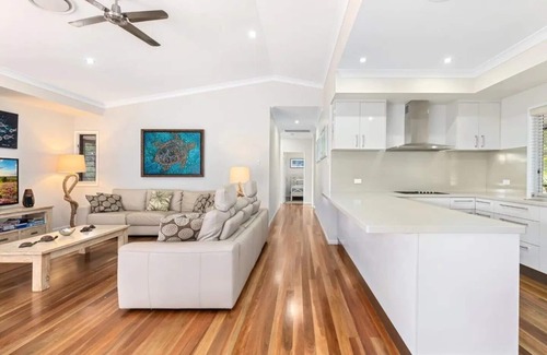 Kingfisher Bay House | AVALON 4 BEDROOM HOMEnFraser Island Accommodation with DUCTED AIR