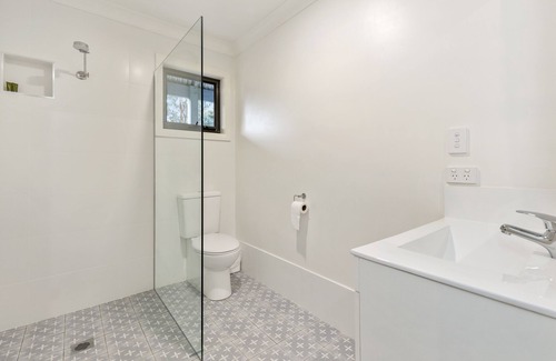 The Rock Other | Avalon Farmstay, Restored 1925 farmhouse. 30min Wagga, halfway Syd-Mel
