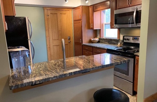 Lansing House | Avalon Guest Lodge 3102 Entire House. Sleeps 9