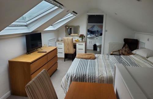 Ewell House | Avalon Guest Suite Ewell