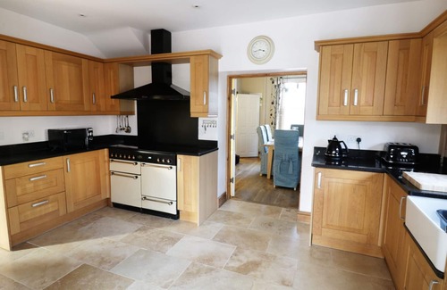 King's Stanley Cottage | AVALON, pet friendly, with hot tub in Leonard Stanley