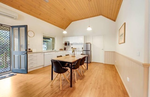 Bright Apartment | AVC - Birch Cottage, Bright
