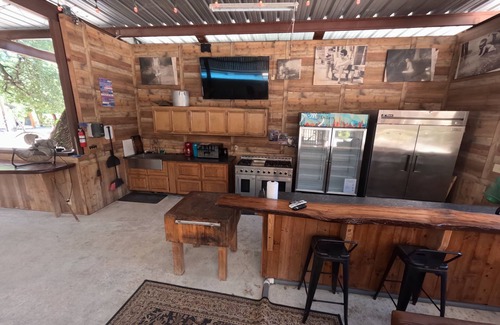 Concan Apartment | Avie's Hideaway, Exclusive Private Riverfront @Vacation Frio River Room #1