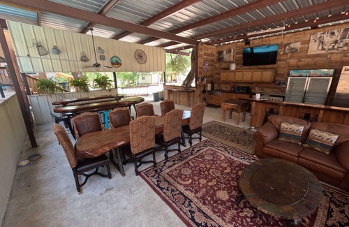 Concan Apartment | Avie's Hideaway, Exclusive Private Riverfront @Vacation Frio River Room #1