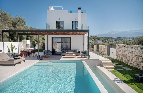 Plaka Villa | AVRILIA SEASIDE VILLA ,140 MTRS FROM BEACH, HEATED POOL, , JACUZZI, GARDEN
