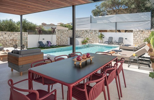 Plaka Villa | AVRILIA SEASIDE VILLA ,140 MTRS FROM BEACH, HEATED POOL, , JACUZZI, GARDEN