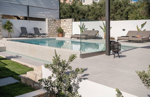 Plaka Villa | AVRILIA SEASIDE VILLA ,140 MTRS FROM BEACH, HEATED POOL, , JACUZZI, GARDEN
