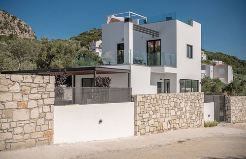Plaka Villa | AVRILIA SEASIDE VILLA ,140 MTRS FROM BEACH, HEATED POOL, , JACUZZI, GARDEN