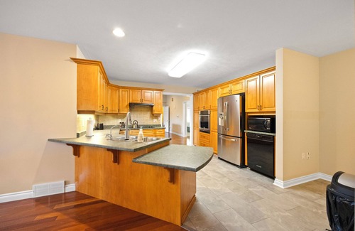 County of Brant House | Awesome 4BR Brantford Home ~ Hot Tub ~ Pool Room