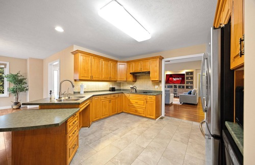 County of Brant House | Awesome 4BR Brantford Home ~ Hot Tub ~ Pool Room