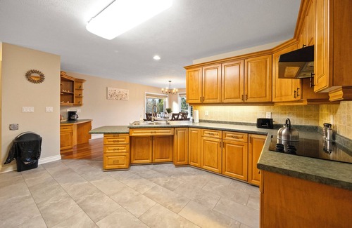 County of Brant House | Awesome 4BR Brantford Home ~ Hot Tub ~ Pool Room